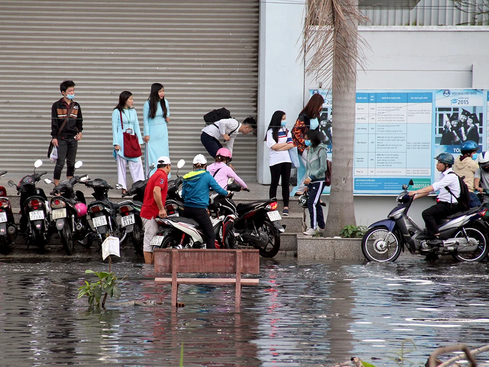 Người dân quận 12 khổ sở vượt 'biển nước' đi làm ảnh 2